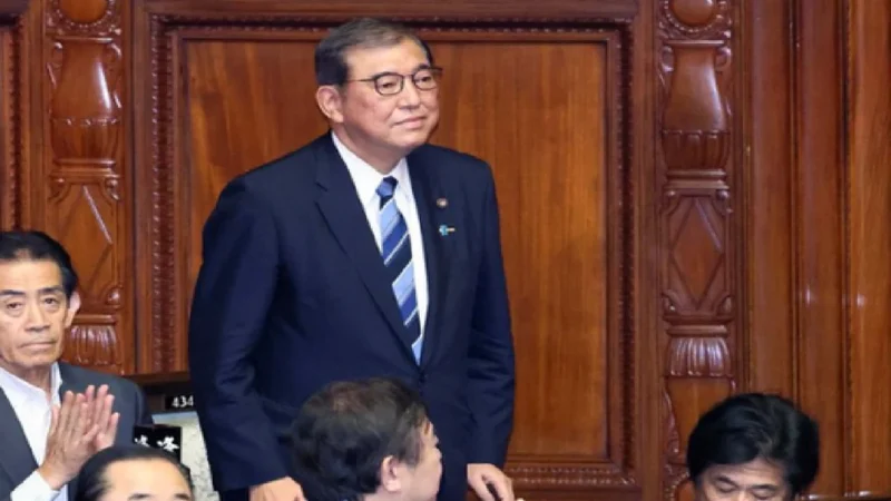 फुमियो किशिदा ने पद छोड़ा