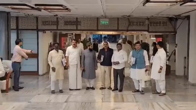 वक्फ पर गठित जेपीसी की बैठक में हंगामा