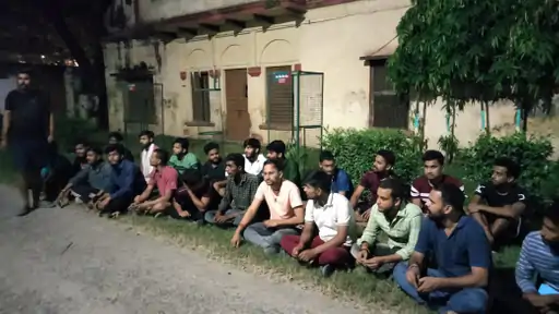 काशी विद्यापीठ में कुलपति आवास के बाहर छात्रों का विरोध