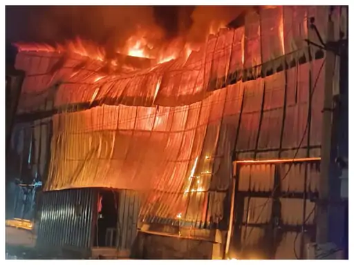 लखनऊ के गोदरेज के गोदाम में भीषण आग