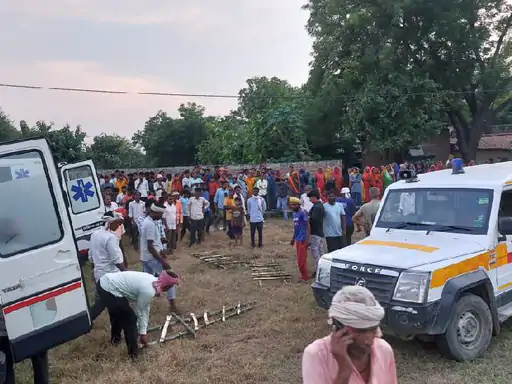 वाराणसी में ट्रक की रफ्तार ने छीने बाप बेटे और पति