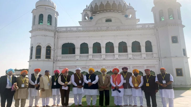 रुपये के बजाय अमेरिकी डॉलर लेकर आएं पाकिस्तान की पंजाब सरकार का भारतीय सीखों को सलाह