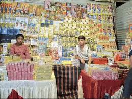 काशी में सज गया पटाखा बाजार