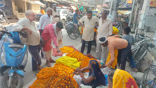 वाराणसी में दीपावली पर फूल की जबरदस्त खरीदारी