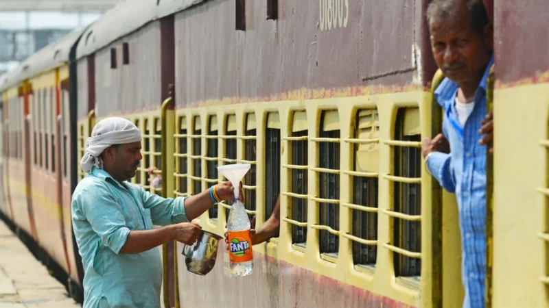 रेलवे ने त्योहारों के मौके पर भीड़ के मद्देनजर यात्रियों की सुरक्षा बढ़ाई