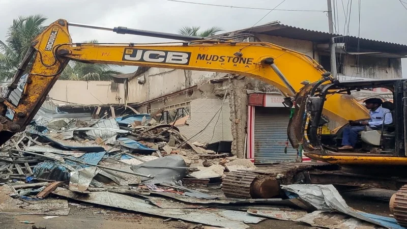 मंदिर मस्जिद सड़क के बीच बाधा नहीं बन सकती