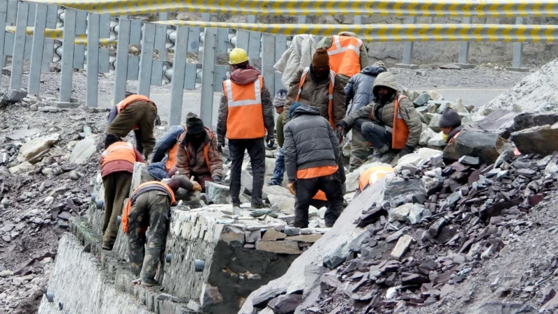 श्रीनगर लेह राष्ट्रीय राजमार्ग पर हुए हमले में डॉक्टर और 6 मजदूरों की मौत