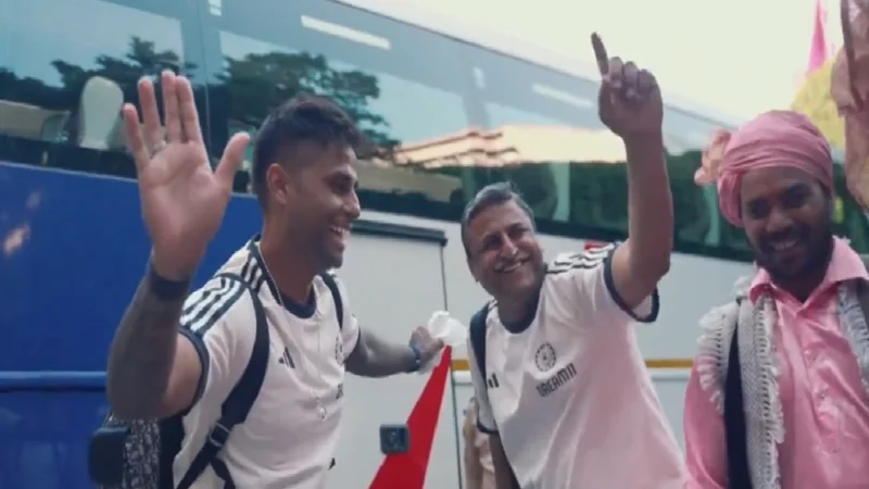 दिल्ली पहुंची टीम इंडिया ढोल नगाड़ों के साथ हुआ स्वागत