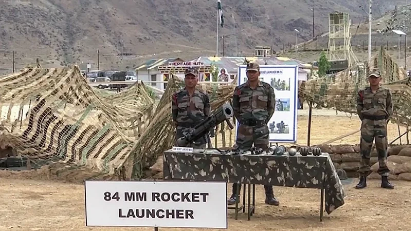 आतंकियों को ढूंढते बख्तरबंद टैंक