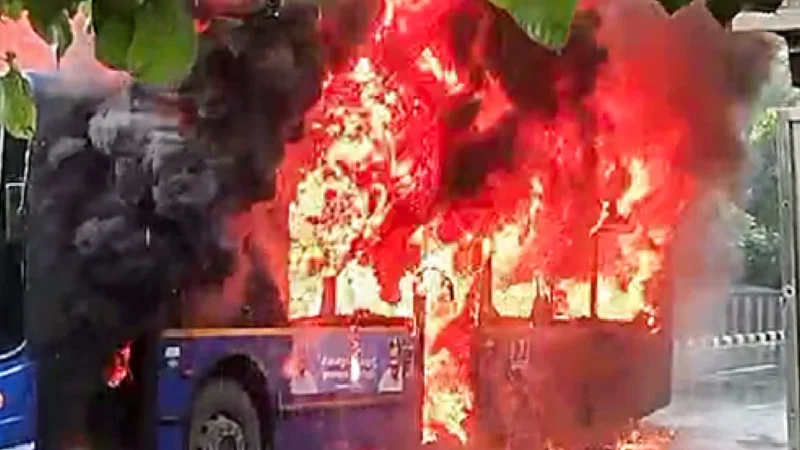 थाईलैंड के स्कूल बस में लगी आग 25 लोग जलकर मरे