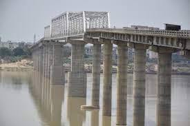 वाराणसी में विश्वसुंदरी पुल से महिला गंगा मे कूदी