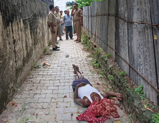 वाराणसी में छत से गिरकर राजमिस्त्री की मौत