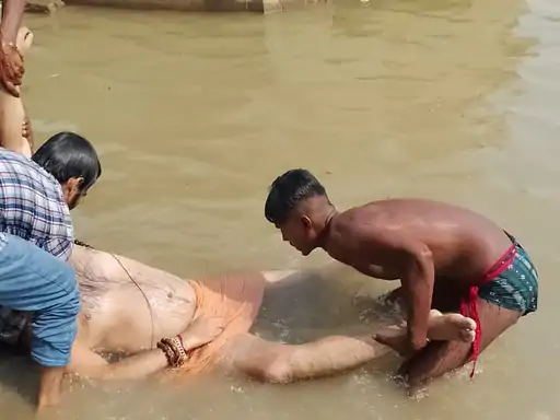 वाराणसी में गंगा में डूबकर नेपाली युवक की मौत,एक लापता