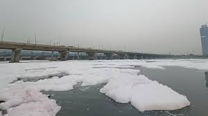 दिल्ली-यमुना नदी के पानी पर फिर तैरता दिखा झाग