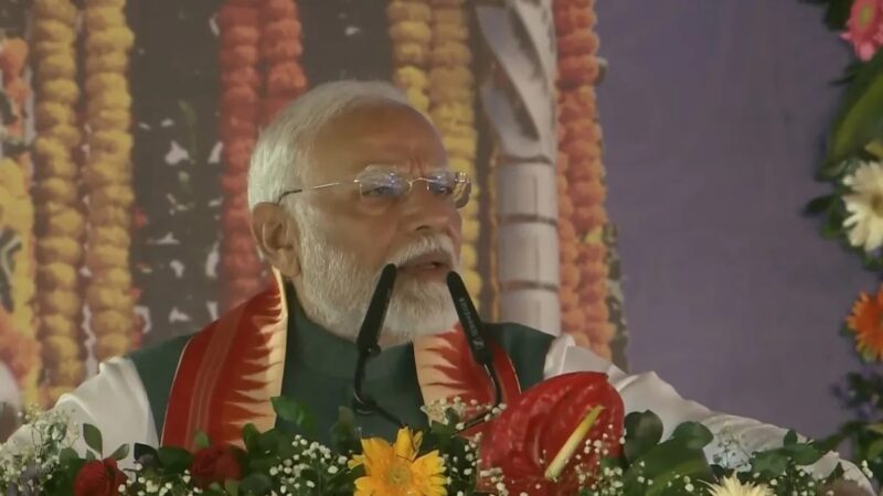 मोदी ने आदिवासियों को दी करोड़ की सौगात