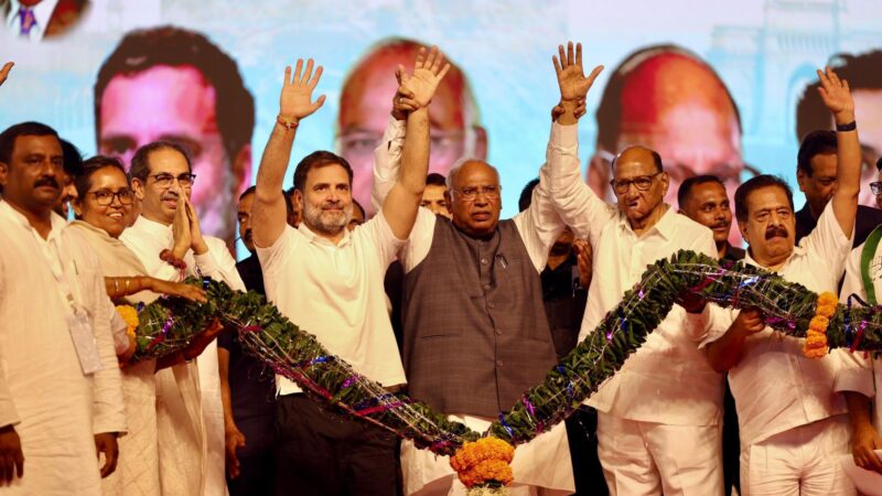 महाराष्ट्र विधानसभा चुनाव के लिए महाविकास अघाड़ी ने जारी की पांच गारंटी, महिलाओं को 3 हजार तो किसानों का होगा कर्जा माफ़