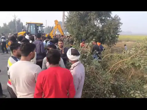 कार पेड़ से टकराकर खाई में गिरी मां पिता, बेटे और नाती की मौत