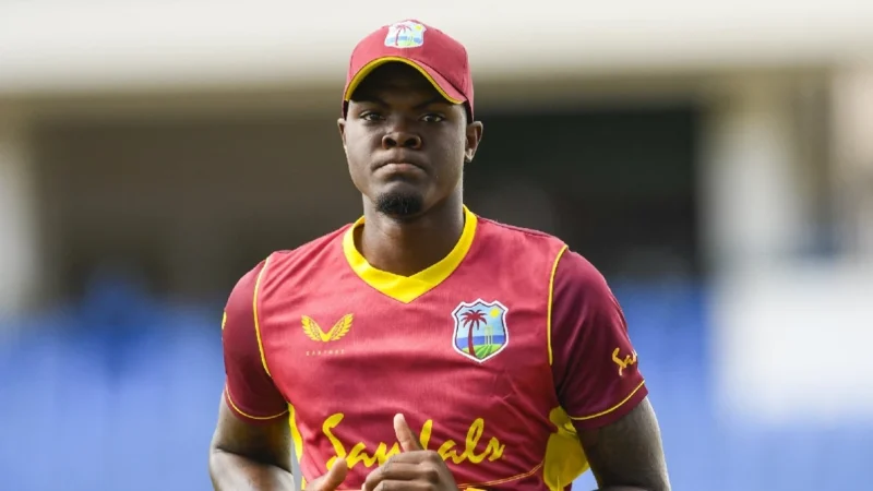 अल्जारी जोसेफ  बीच मैच में कप्तान से भिड़े