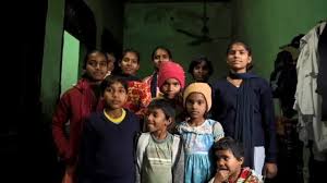 स्कूल जा रही बच्ची को रोक कर जबरन खिलाया जहर