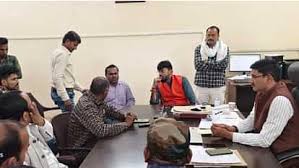 साथी की पिटाई के विरोध में बिजली कर्मियों ने अधिशासी अभियंता का किया घेराव