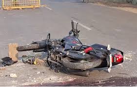 खड़ी ट्रक में बाइक घुसी, दो की मौत