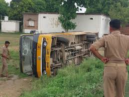 स्कूली बच्चों से भरी बस पलटी