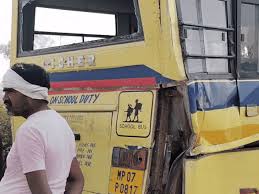 स्कूल बस ने दंपती को मारी टक्कर, पत्नी की मौत पति अस्पताल में लड़ रहा जिंदगी की जंग