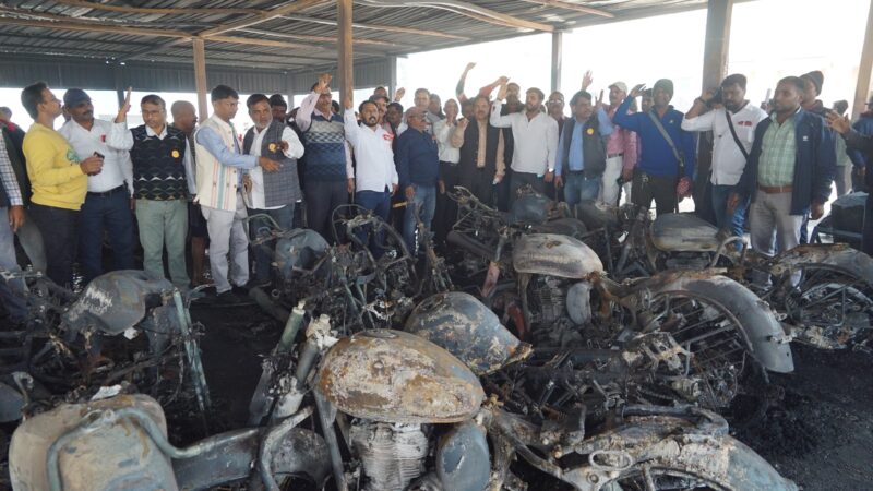 कैंट स्टेशन की वाहन पार्किंग में लगी आग में सैकड़ो वाहन जलकर राख, मुआवजे की मांग