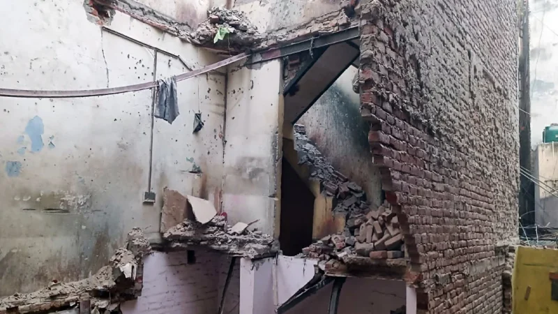 जम्मू कश्मीर: रियासी में मकान की दीवार ढहने से 13 लोग घायल