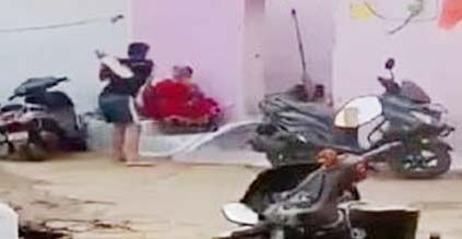 पोते का दादी को बैट और चप्पलों से पिटाई का वीडियो वायरल