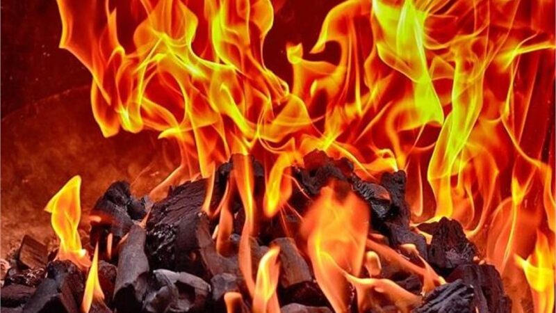 गुस्से में पति ने जलाया दहेज का सामान