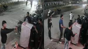 दिल्ली में बेखौफ बदमाश: वेलकम इलाके में स्कूटी सवार युवकों पर फायरिंग