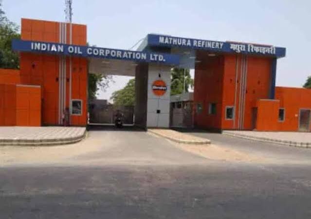 इंडियन आयल की मथुरा रिफाइनरी में लगी आग कई झुलसे, चार की हालत गंभीर
