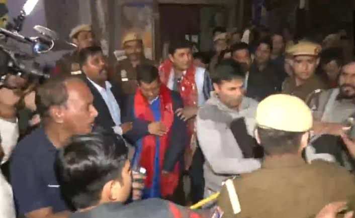 केजरीवाल पर किसी ने फेंका पानी, आप ने बताया हमला: भाजपा बोली नौटंकी