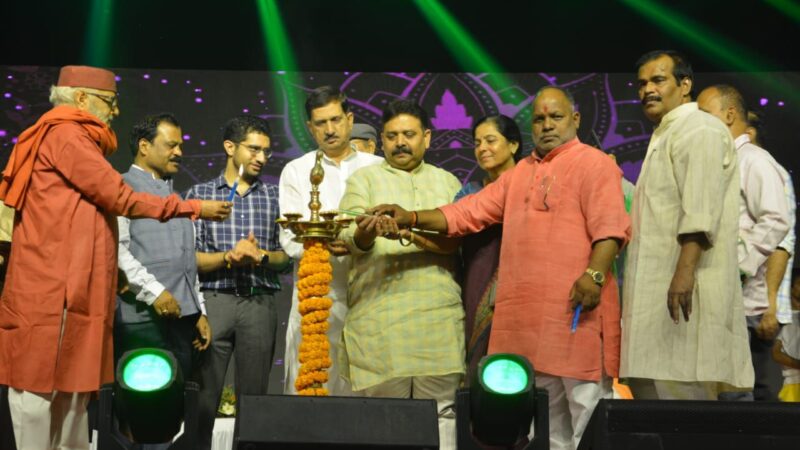 वापस शहर में लौटा गंगा महोत्सव, देखने सुनने उमड़े काशीवासी