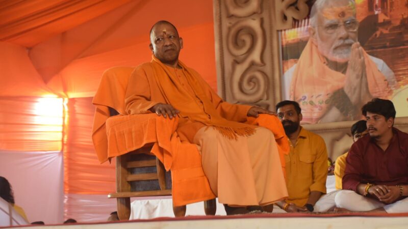 सीएम योगी ने लोगों से समय की प्रवाह के साथ आगे बढ़ने का किया आह्वान