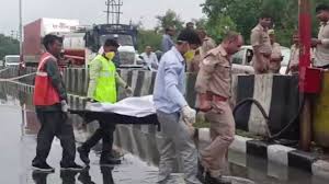 एक्सप्रेसवे पर २ घंटे तक युवक के शव को रौंदते रहे वाहन