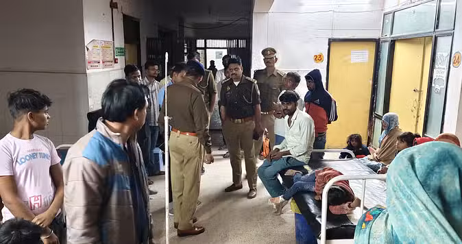 मजदूरों से भरी प्राइवेट बस पलटी, नशे में था चालक