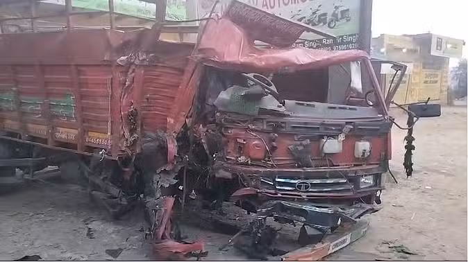 कैंटर और ट्रैक्टर में भिड़ंत पांच लोग घायल चालक गंभीर
