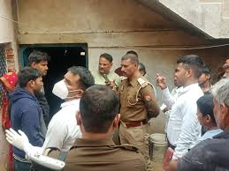 युवक ने किया सुसाइड कमरे में सो रहे पति को जगाने पहुंची पत्नी