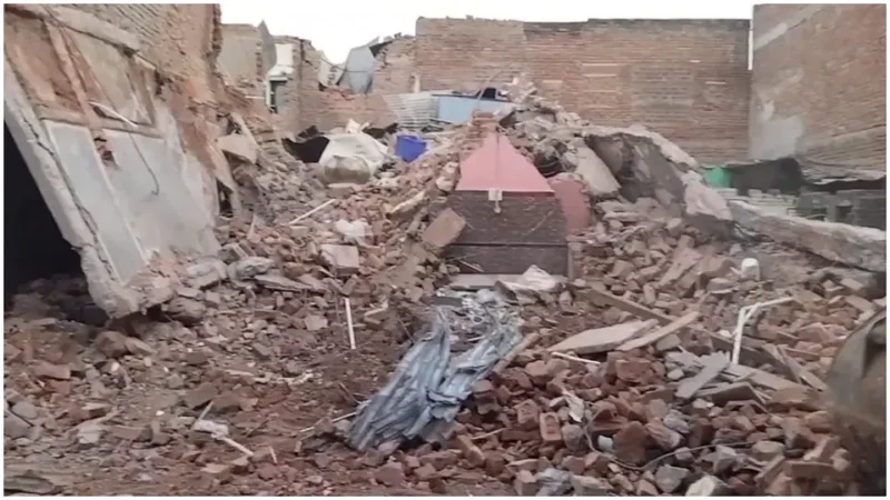 विस्फोट से चार की मौत, आधी रात मकान में धमाके से आसपास के घर भी गिरे