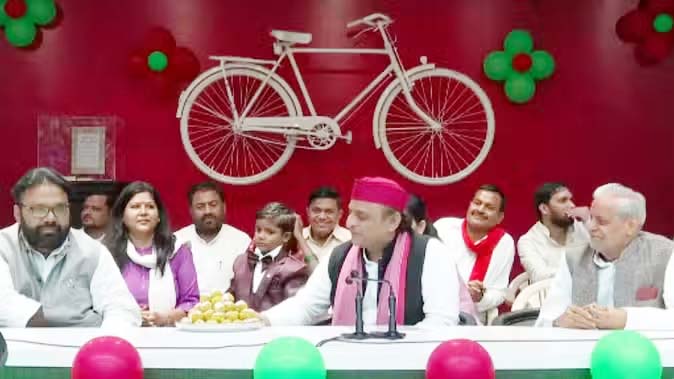 नोटबंदी की वर्षगांठ पर ‘खजांची’ का जन्मदिन मनाकर सपा ने भाजपा को घेरा