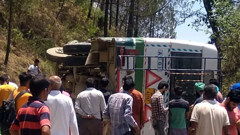 बस पलटने से सात लोगों की मौत