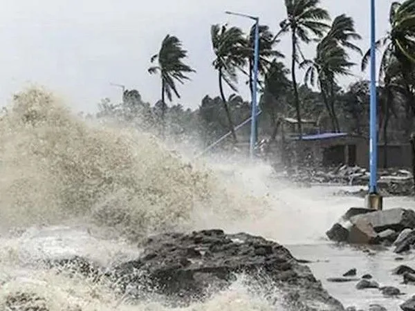 आज तट पर पहुंचेगा तूफान फेंगल, रेड अलर्ट, तमिलनाडु- पुडुचेरी में स्कूल कालेज बंद