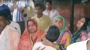 सड़क पार कर रही महिला को वाहन ने रौंदा