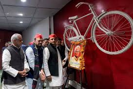 सपा ने महिला सुरक्षा को लेकर किया प्रदर्शन, नारा दिया यहां न दिखें भाजपाई छात्राएं है घबराई