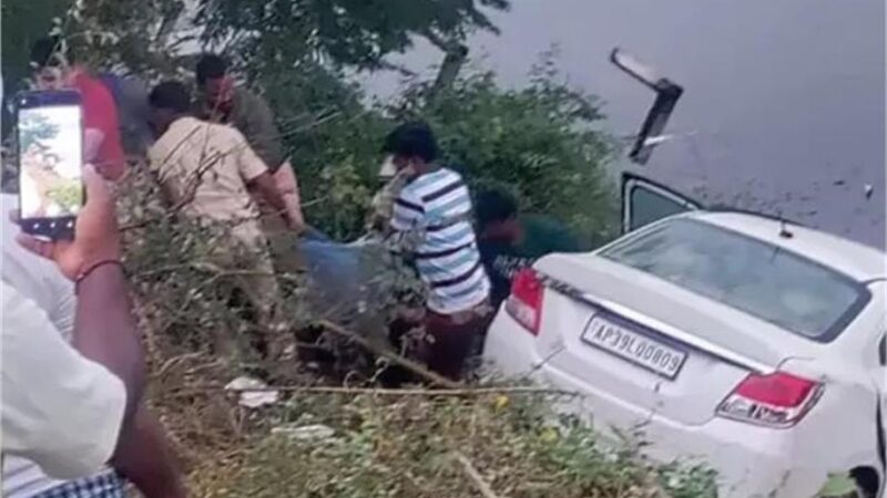 दर्दनाक हादसा : कार झील में गिरी, 5 की मौत