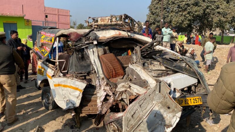 हाथरस में कंटेनर और मैक्स की टक्कर सात की मौत