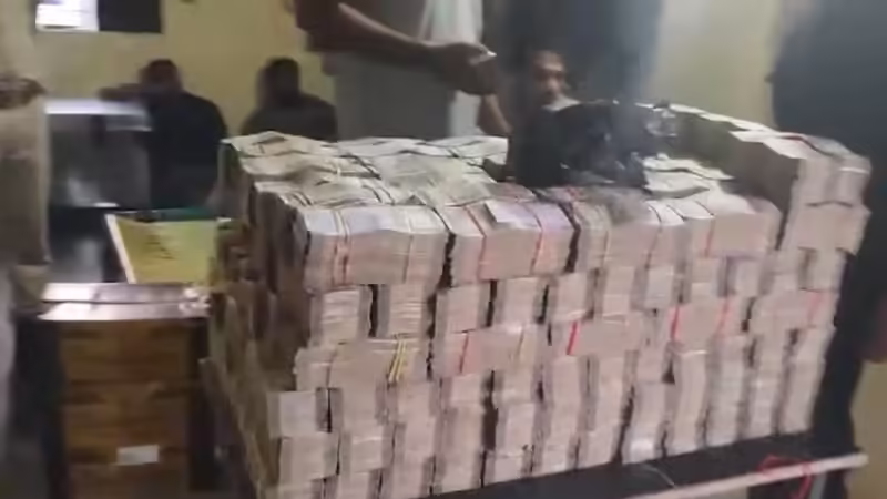 कार के अंदर से निकली नोटों की गड्डियां, जांच में जुटी पुलिस