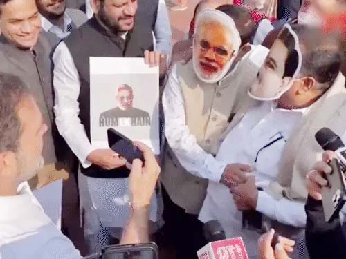 जब पीएम मोदी और अडाणी का राहुल गांधी ने किया इंटरव्यू, मास्क लगाए नेताओं के जरिए साधा निशाना!